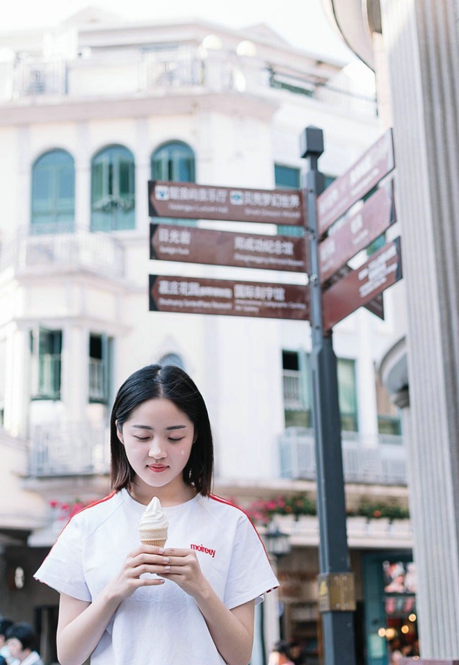 清纯运动衫元气少女上海俏皮写真