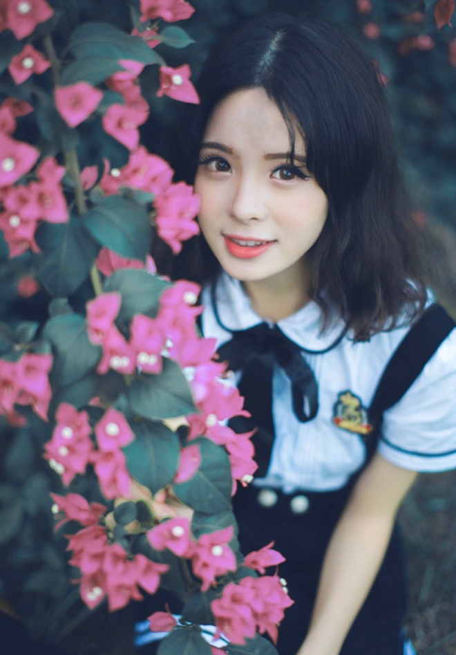 笑容甜美动人可爱阳光清纯美女天台长裙俏皮写真