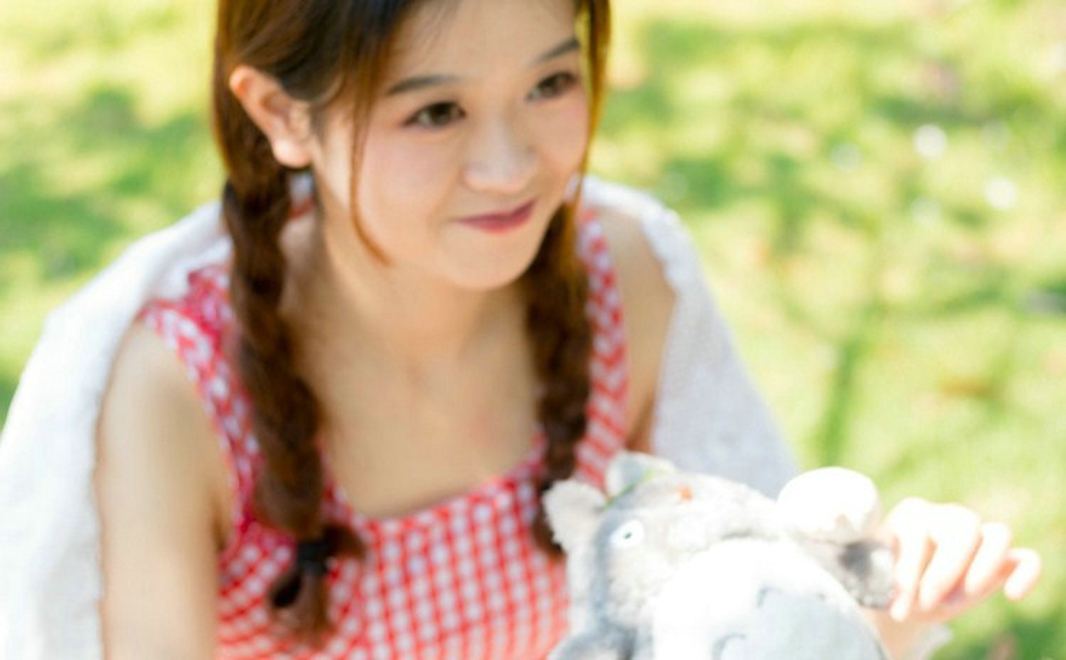 绿色草坪上大眼睛俏皮少女俏皮唯美写真
