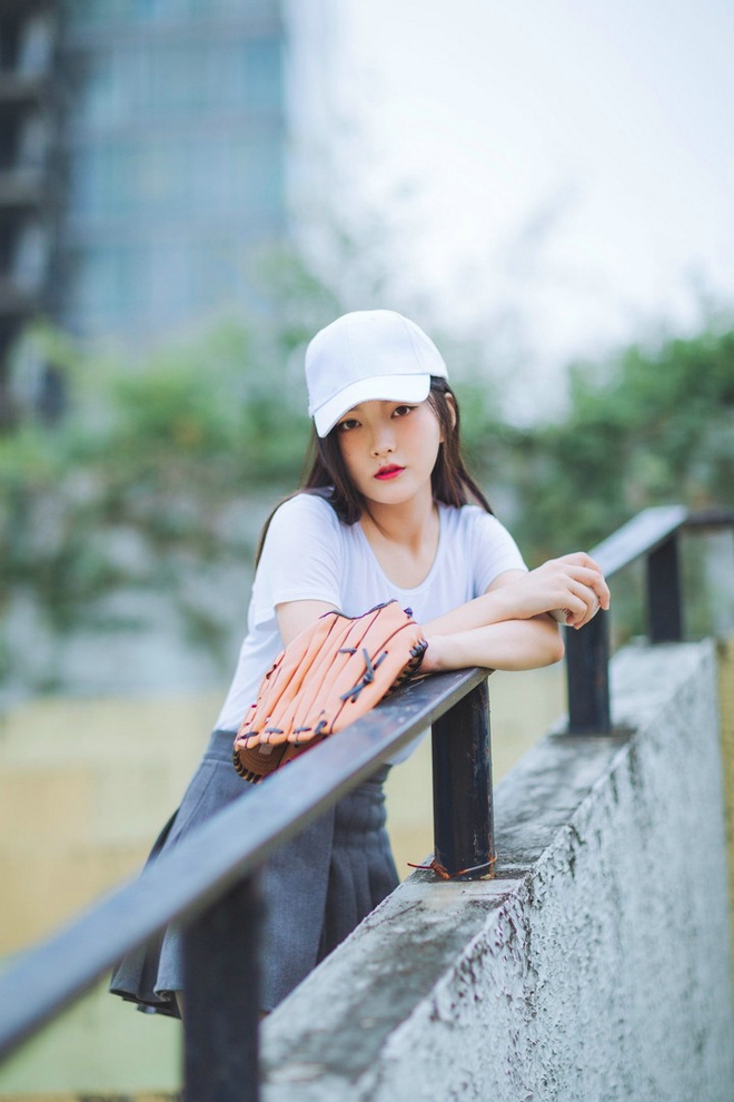 清纯长发红唇美女棒球场清新俏皮写真