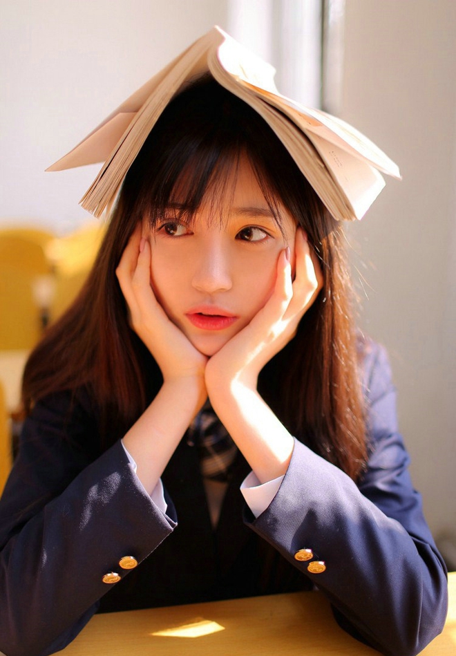 清纯甜美文静可人校服姑娘写真