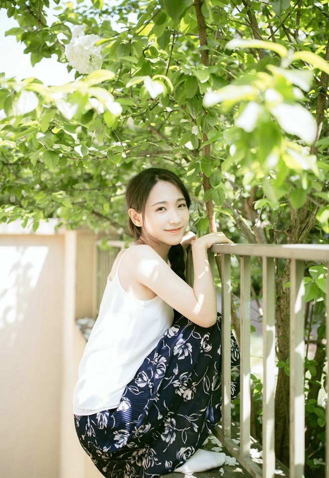 清纯素颜马尾辫美女清凉夏日户外吃西瓜田园街拍写真