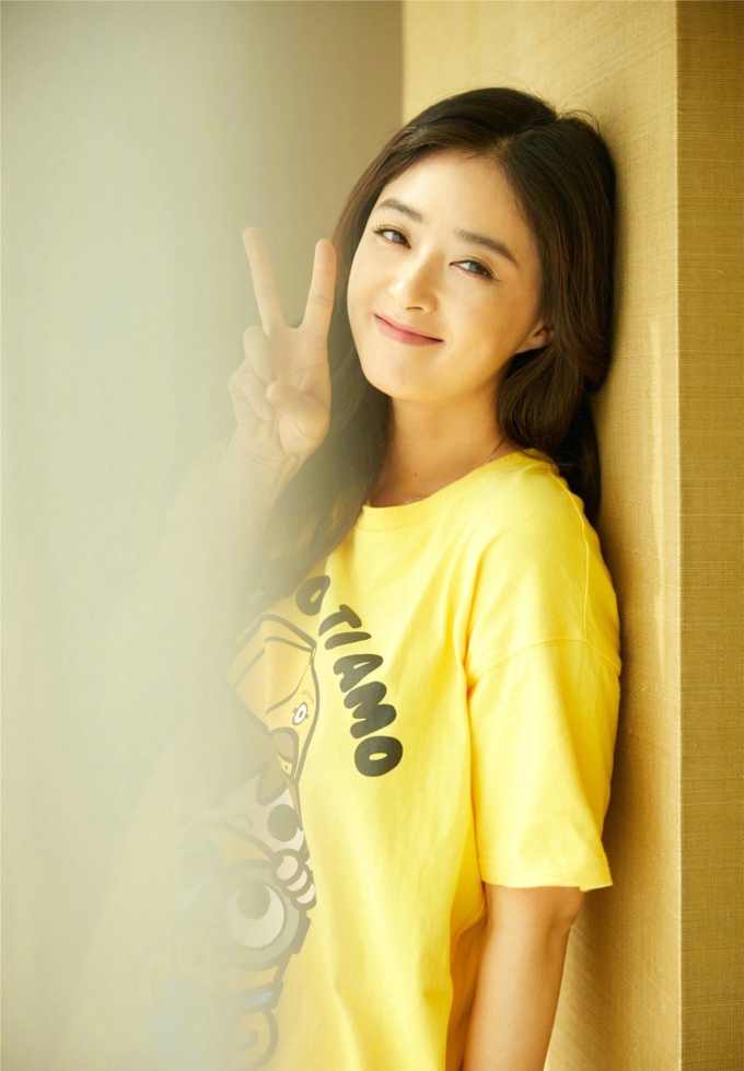 蒋欣的睡衣装扮写真曝光 少女感十足