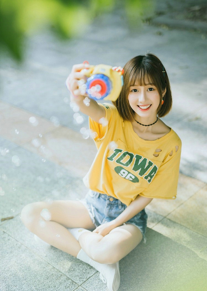 苹果头少女室外清新俏皮噘嘴笑写真套图