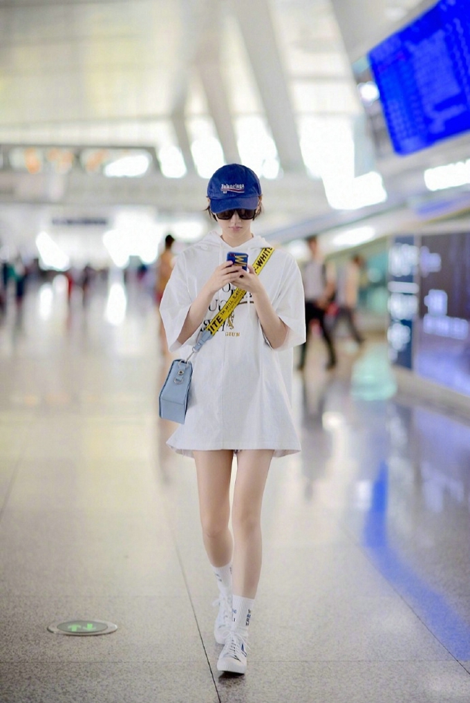 景甜高铁站可爱清爽帅气路拍图