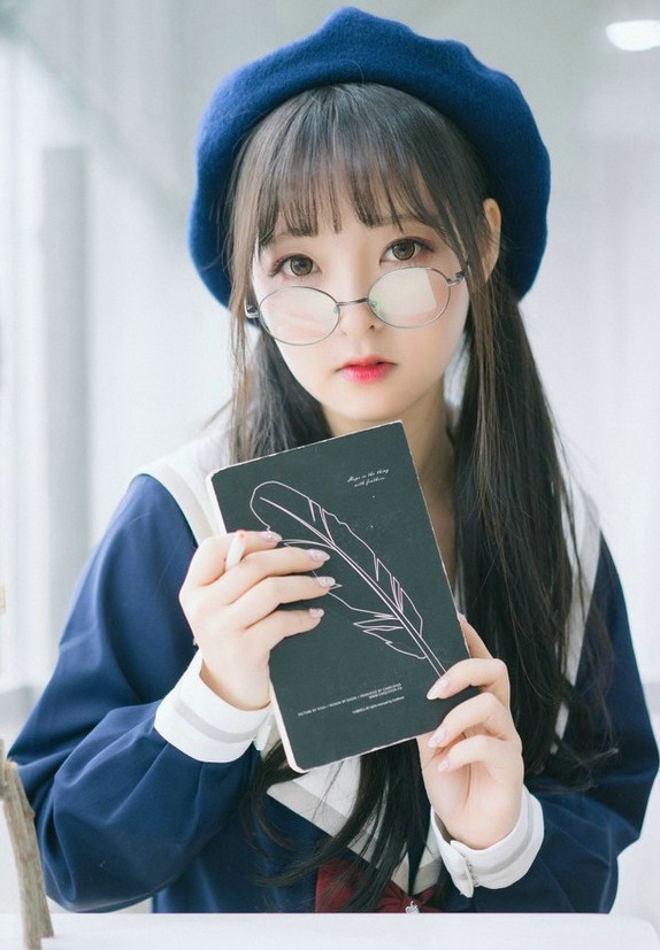 娇嫩萌态十足戴眼镜的小萝莉写真