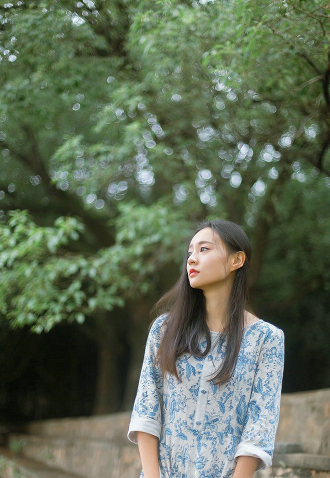 清纯秀雅中分长发及腰美女