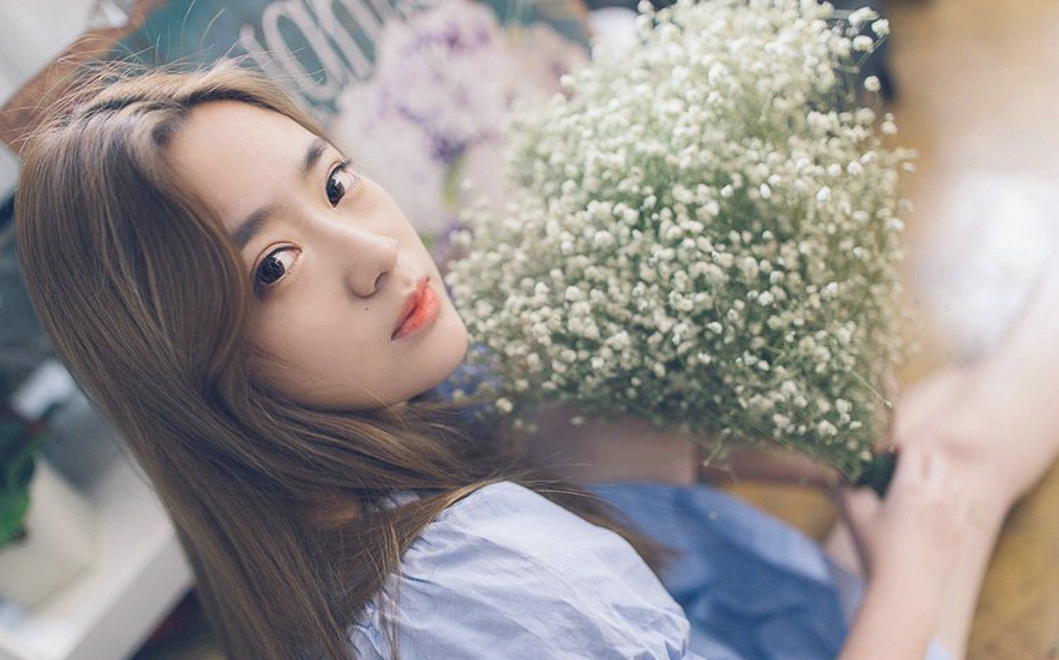 清冷气质花房姑娘俏皮写真