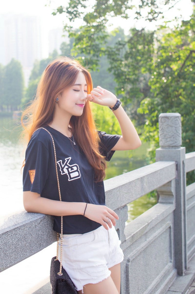 少女气息满满清纯稚嫩户外美女鬼马顽皮自拍照