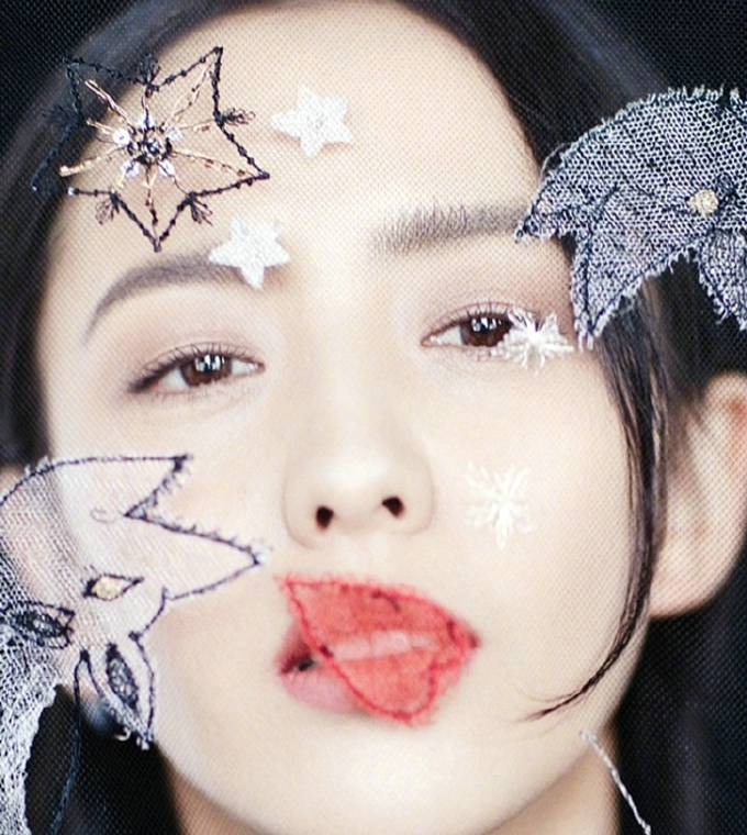 佟丽娅出席某活动纯白色礼服洁白无瑕写真