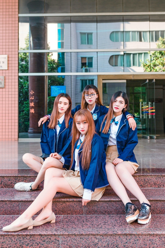 阳光清纯大学长腿美女毕业写真