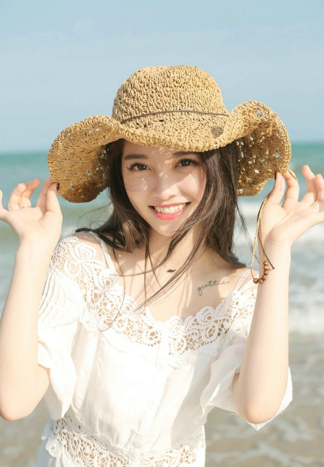 海滩上的白嫩如玉清纯少女