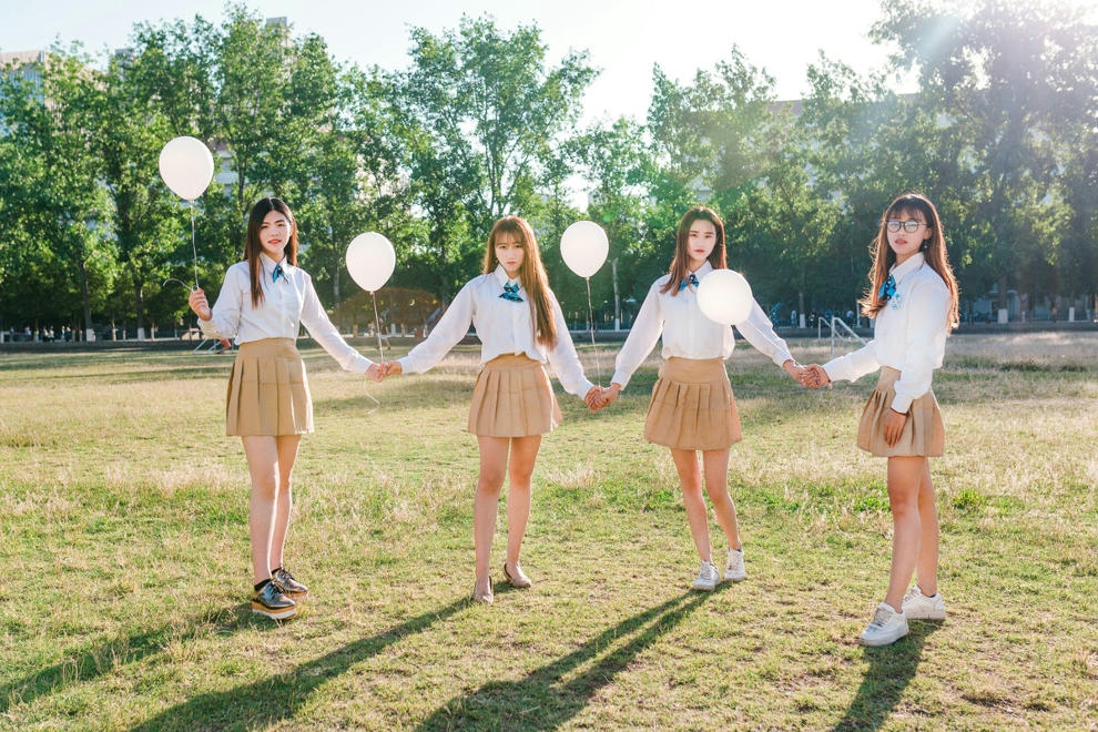 阳光清纯大学长腿美女毕业写真