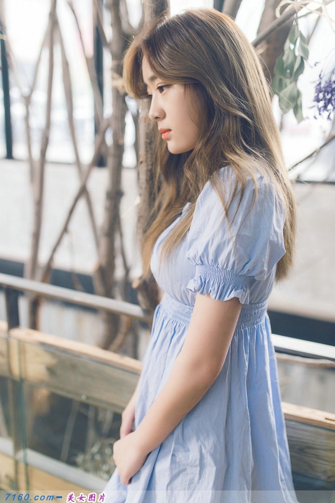 清冷气质花房姑娘俏皮写真