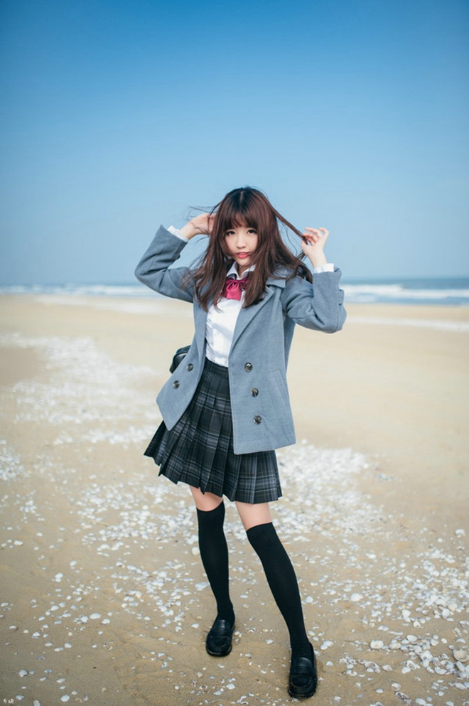 清纯温婉可人校服美女清纯甜美沙滩写真