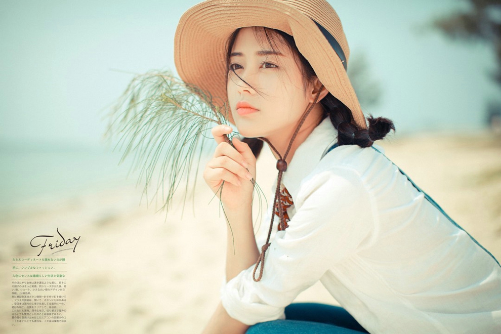 戴帽子清纯牛仔背带裤美女沙滩阳光气质写真