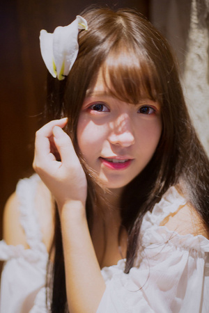 街头上的森系美女文艺淡雅写真