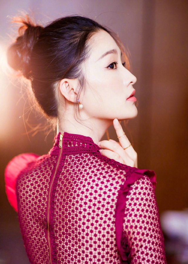 李沁黑白质感写真曝光