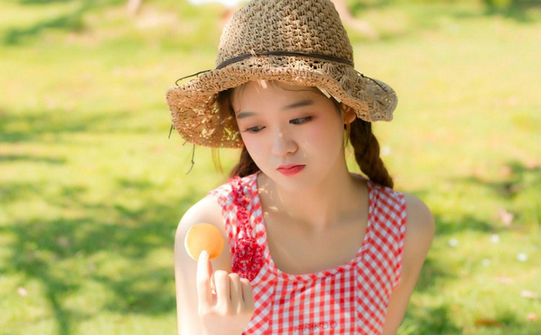 绿色草坪上大眼睛俏皮少女俏皮唯美写真