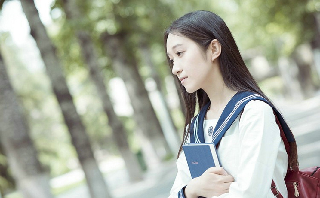 长发美女甜甜的微笑教室文艺写真