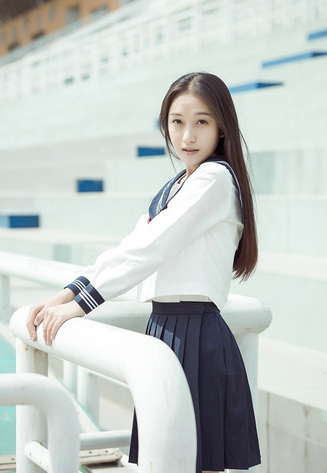 长发美女甜甜的微笑教室文艺写真