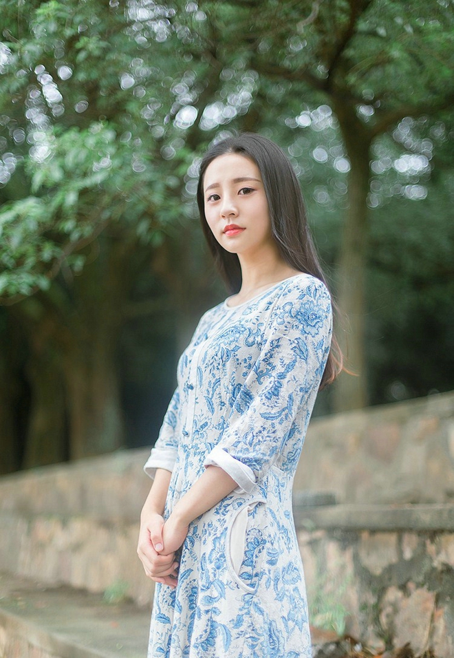 清纯秀雅中分长发及腰美女