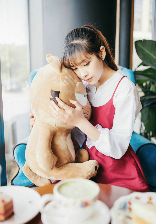 阳光甜品店吃点心美女写真