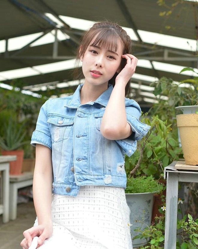 大棚清纯优雅娇嫩牛仔衫女孩