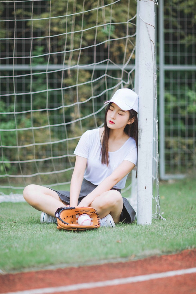 清纯长发红唇美女棒球场清新俏皮写真