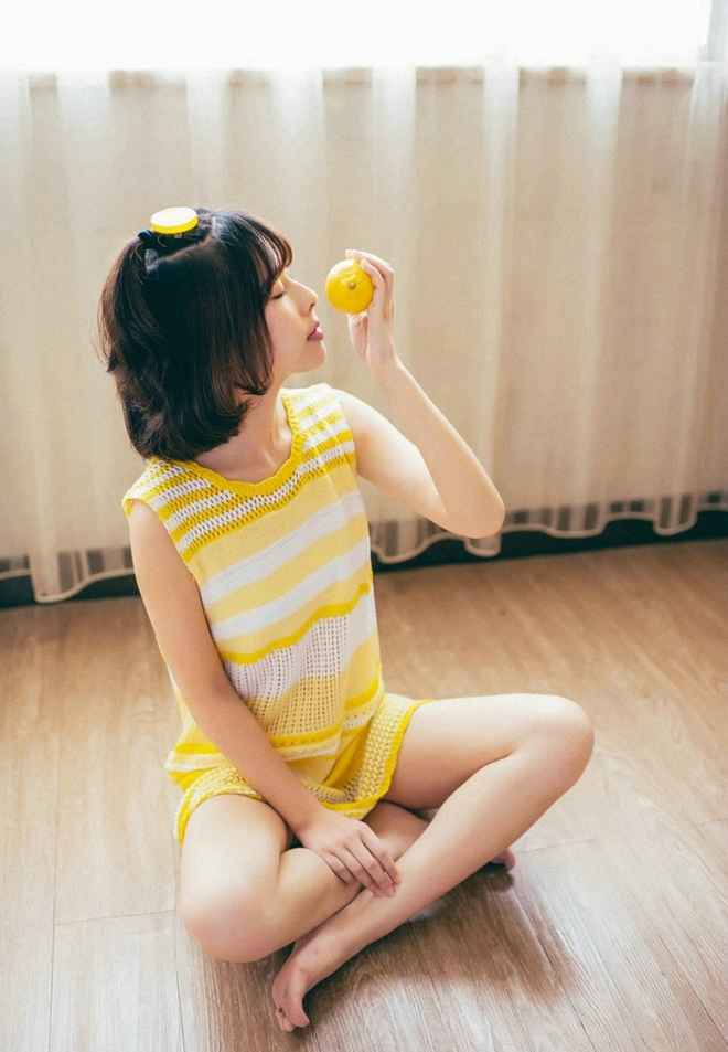 吃柠檬小清新短发美女居家可爱俏皮写真