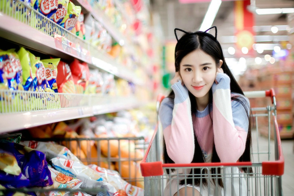 白皙清纯靓丽女孩清新俏皮超市私拍写真