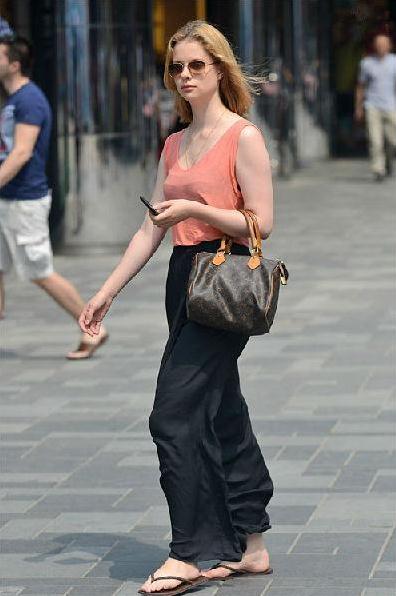 国外美女身材养眼，街拍更像走秀!