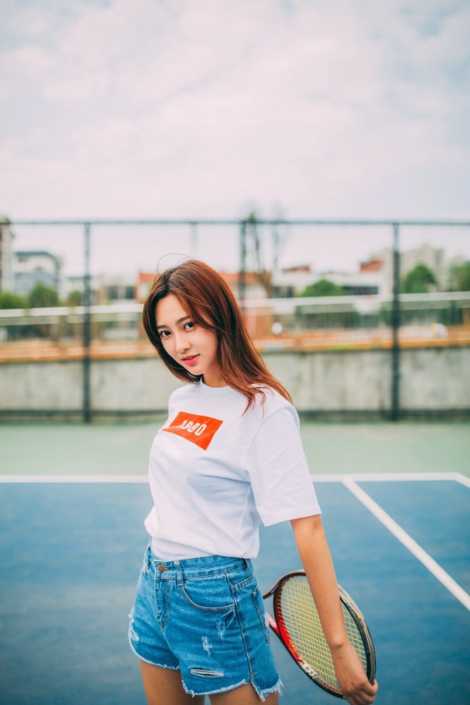 网球场上清纯牛仔裤美女写真套图