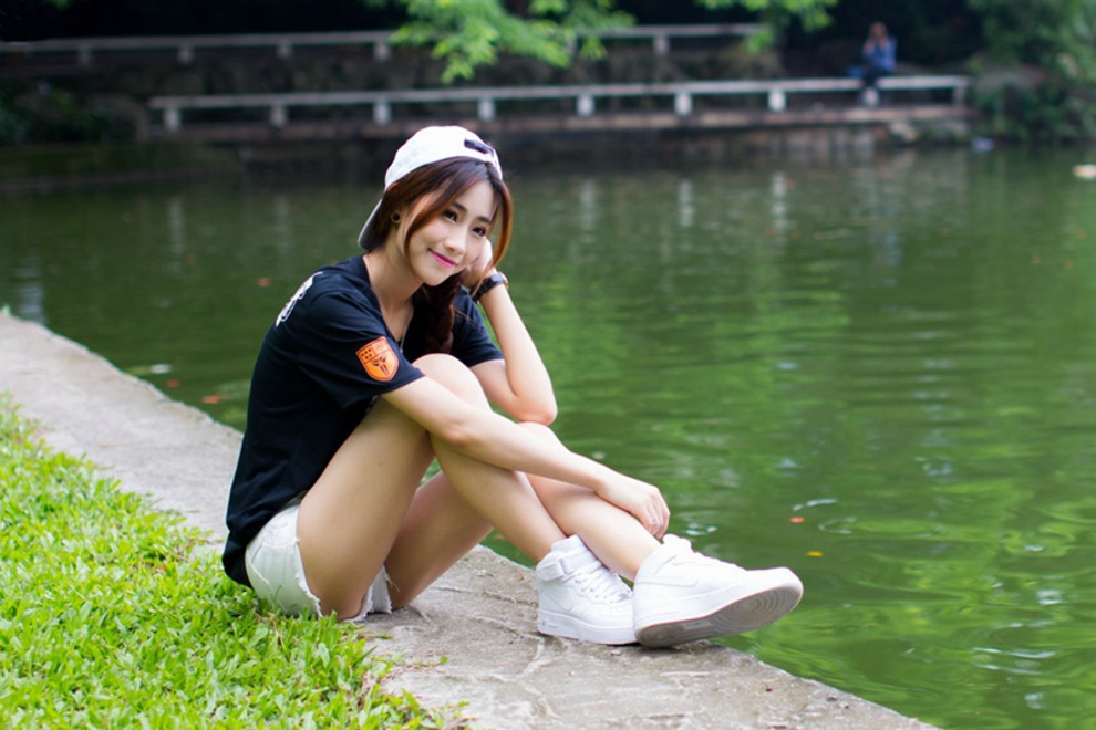 少女气息满满清纯稚嫩户外美女鬼马顽皮自拍照