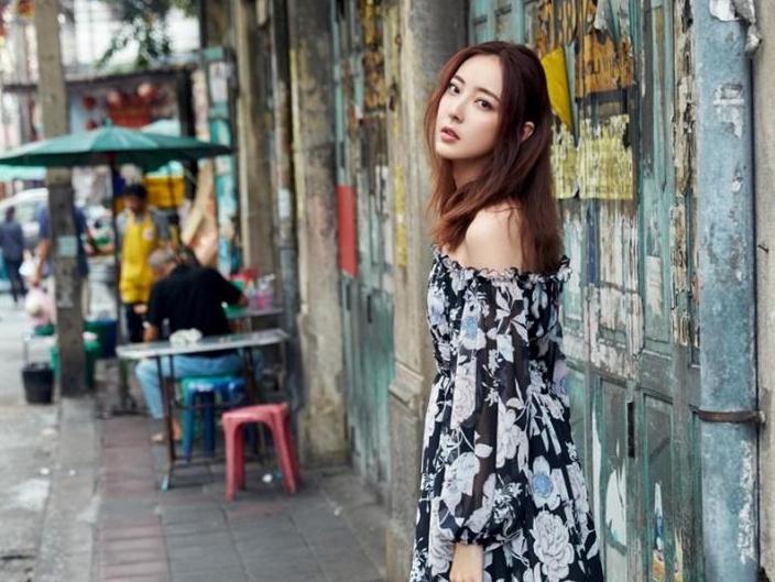 国外美女身材养眼，街拍更像走秀!