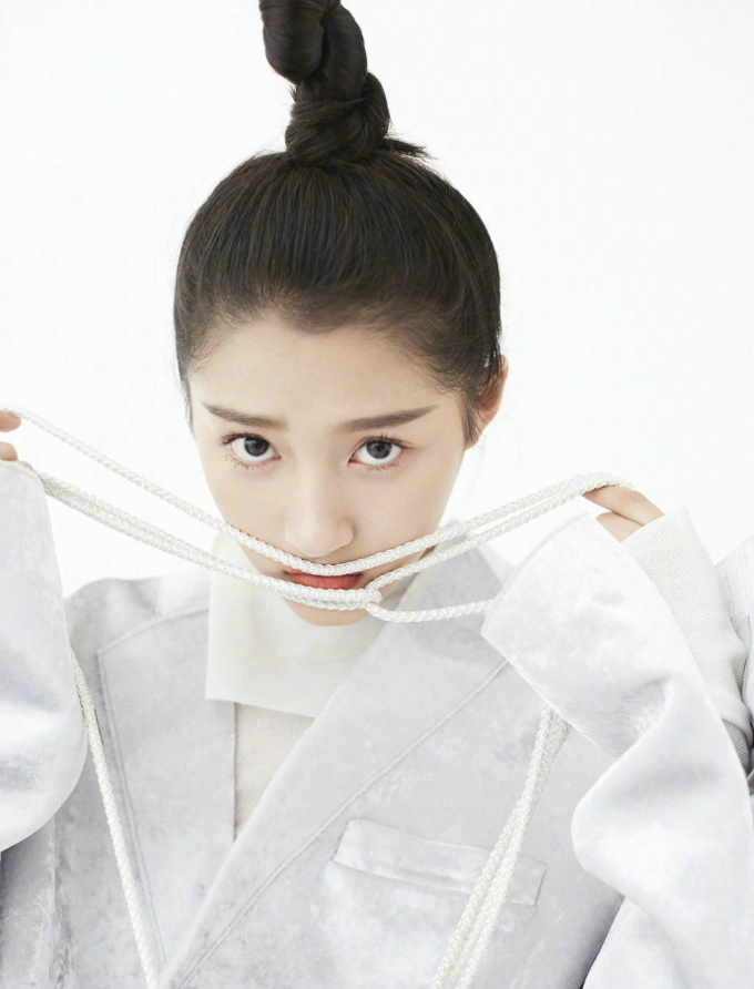 关晓彤不一样的写真大片上线