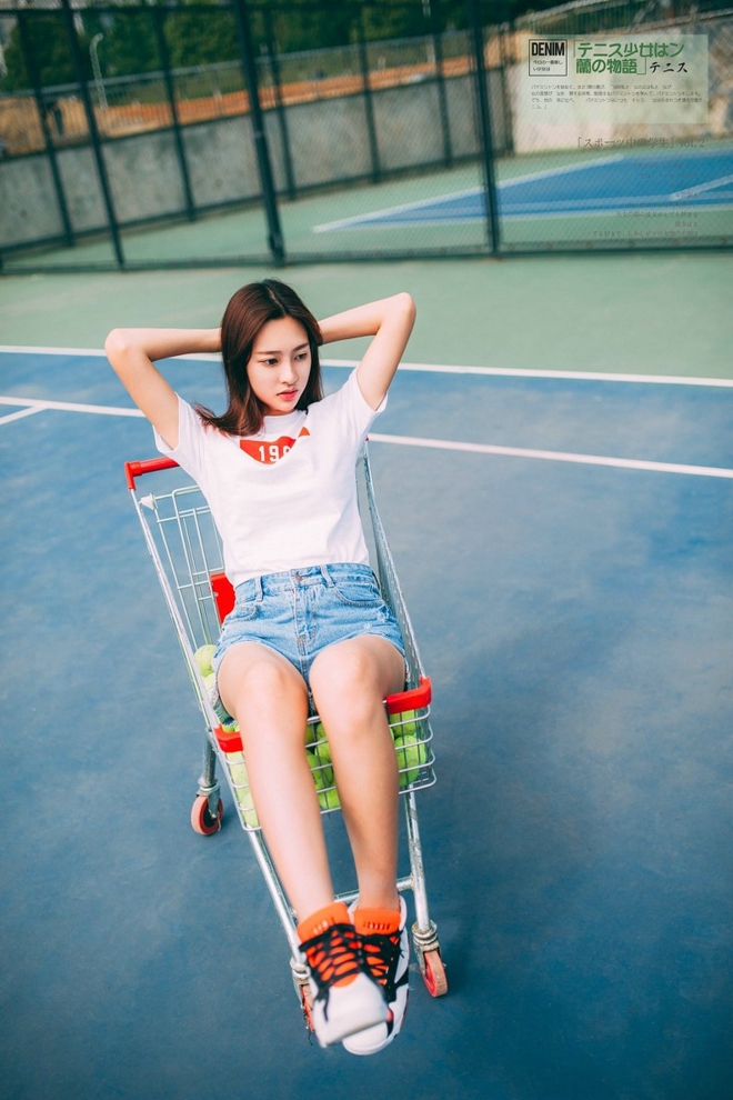 网球场上清纯牛仔裤美女写真套图