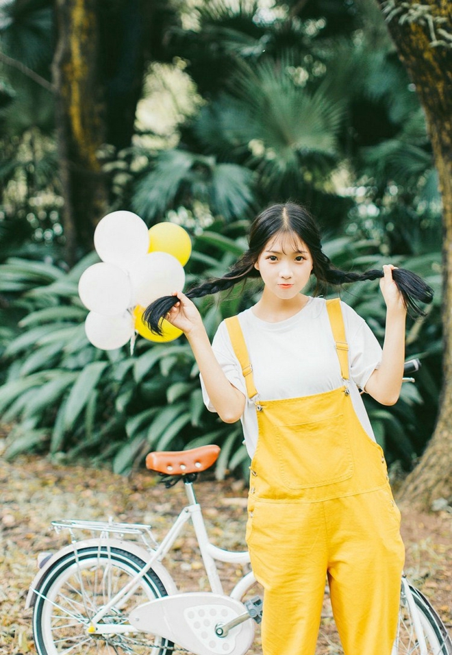 骑单车黄衣美眉清新写真