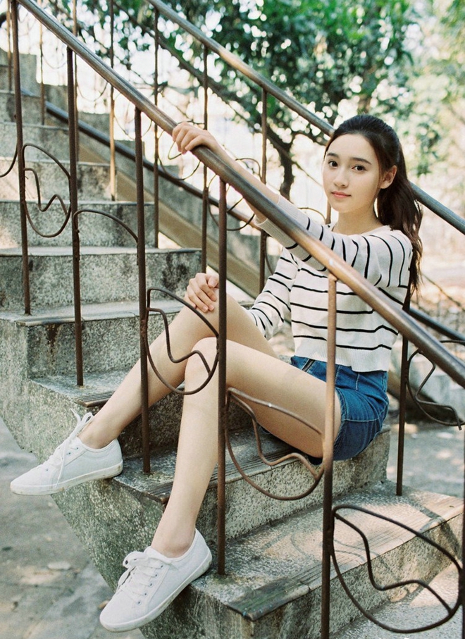 马尾少女牛仔短裤休闲写真