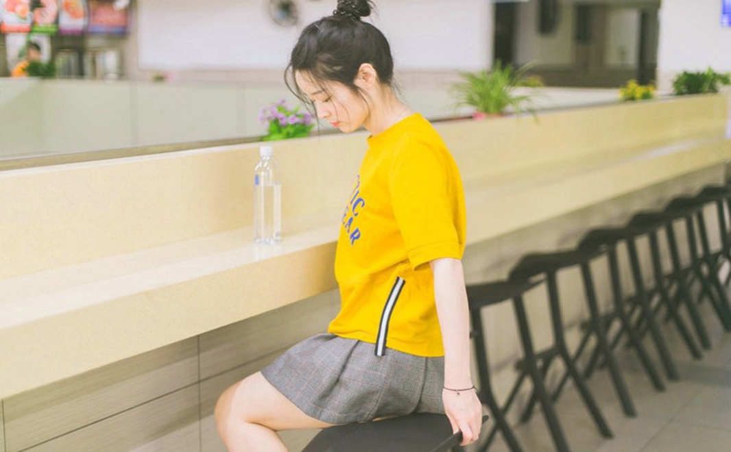 夏季美女外出游玩甜美户外俏皮唯美街拍