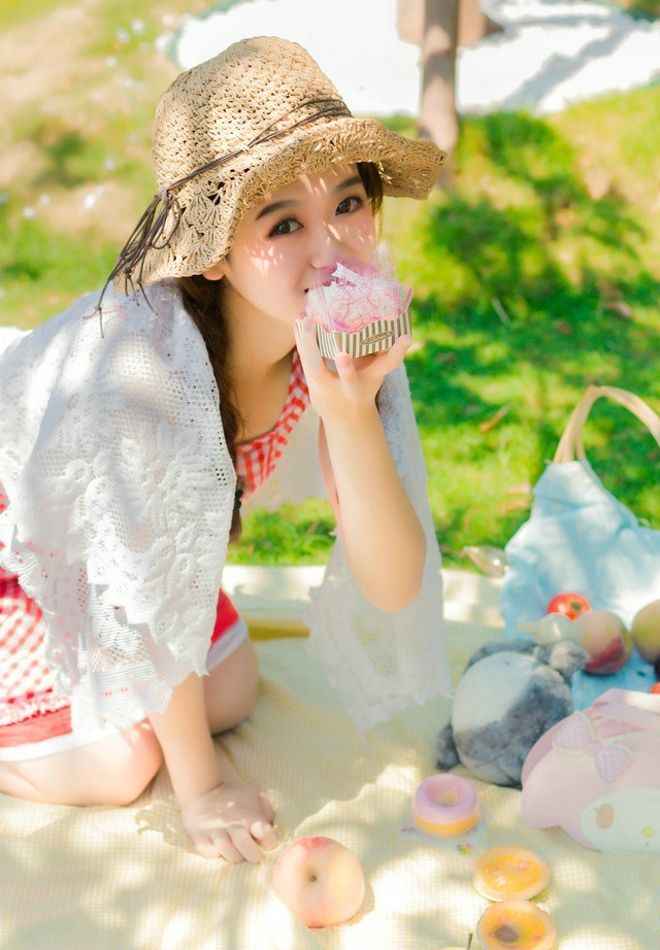 绿色草坪上大眼睛俏皮少女俏皮唯美写真