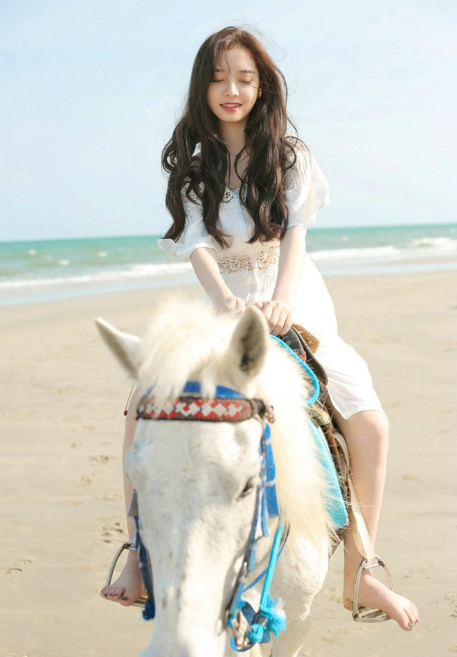 海滩上的白嫩如玉清纯少女