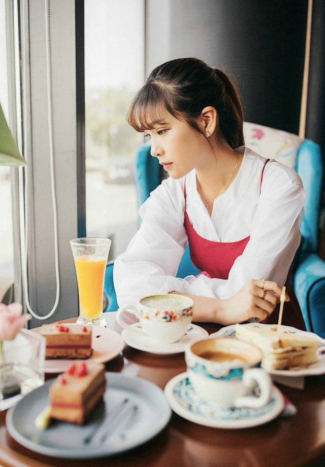 阳光甜品店吃点心美女写真