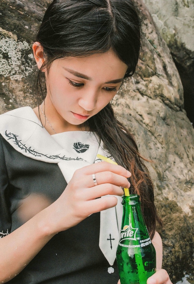 清纯可人养眼长发美女小溪边清新迷人私拍写真