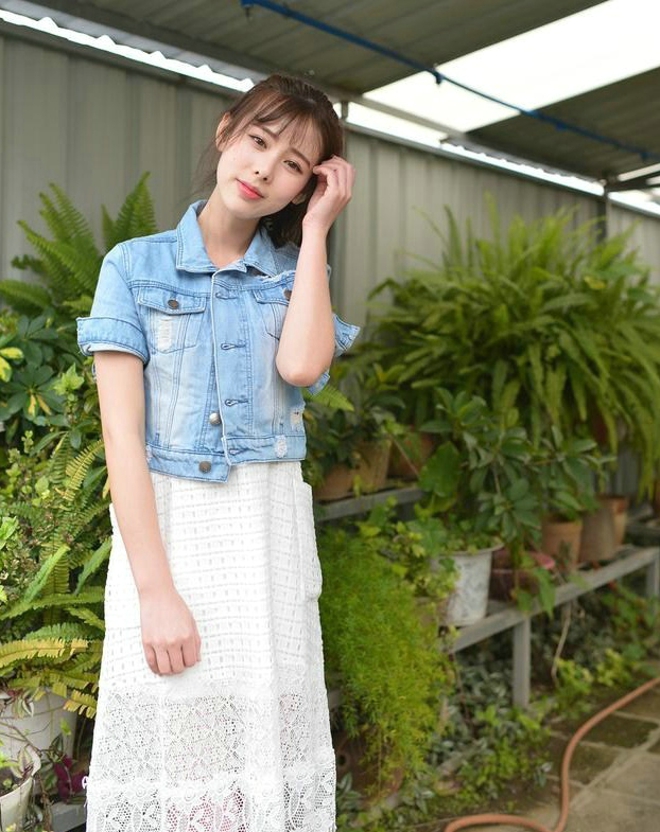 大棚清纯优雅娇嫩牛仔衫女孩