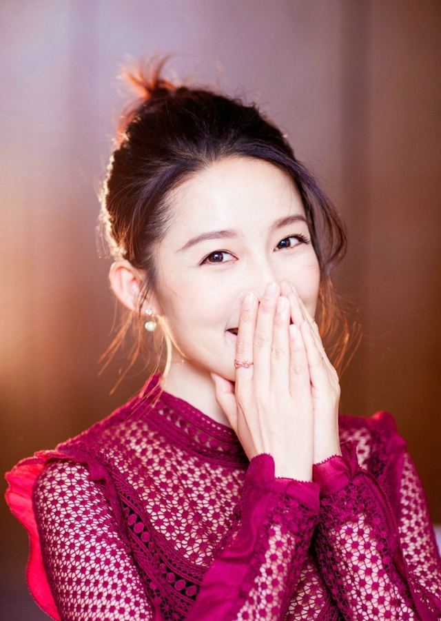 李沁黑白质感写真曝光