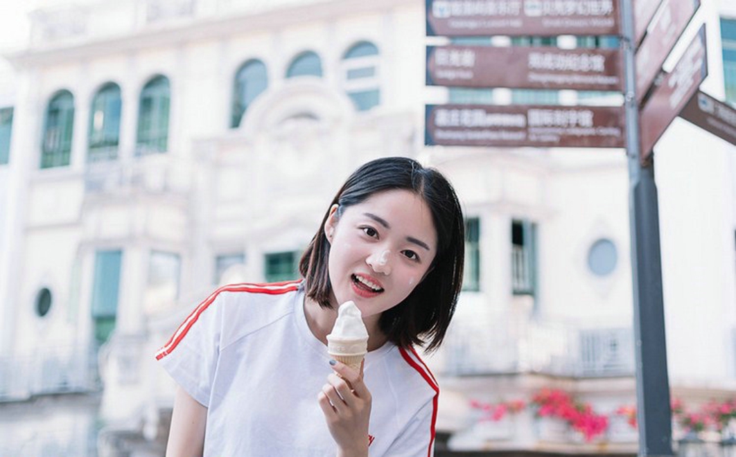 清纯运动衫元气少女上海俏皮写真