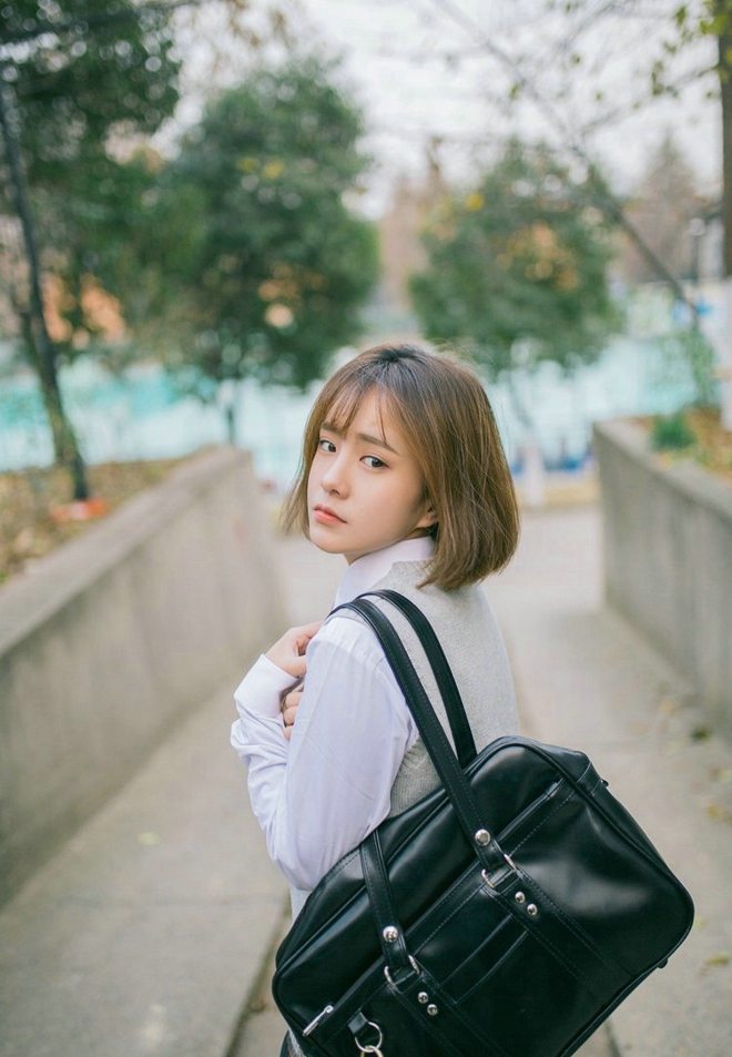 操场上的短发清纯校园美女