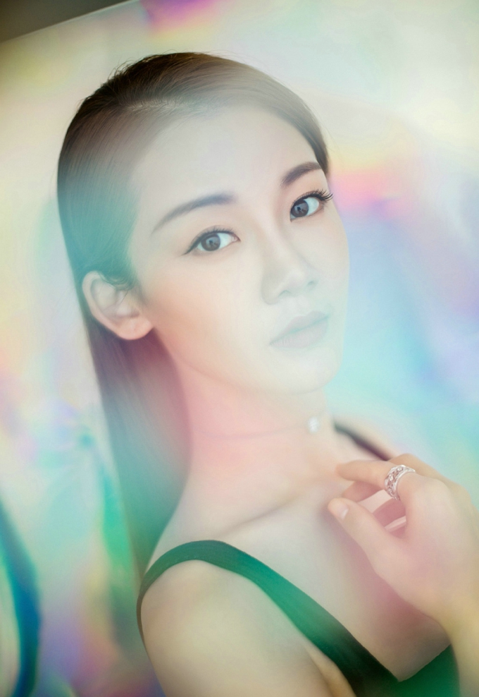 芳华女主苗苗性感优雅长裙写真