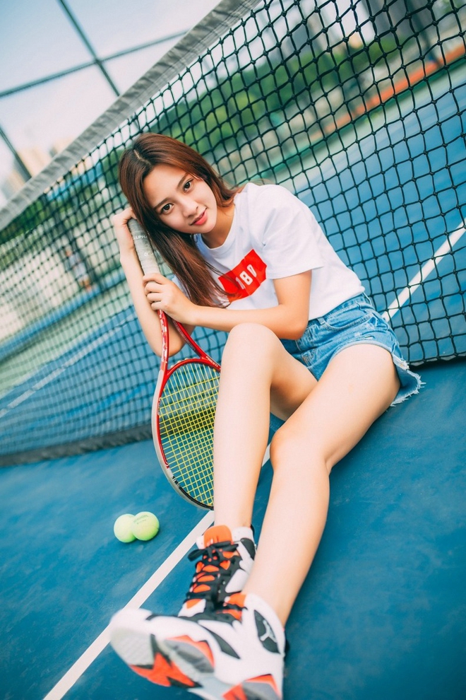 网球场上清纯牛仔裤美女写真套图